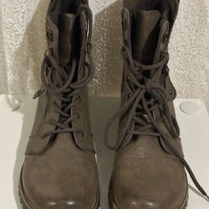 CLIFF’S by White Mountain Taupe Leather Lace-Up Ankle Boots